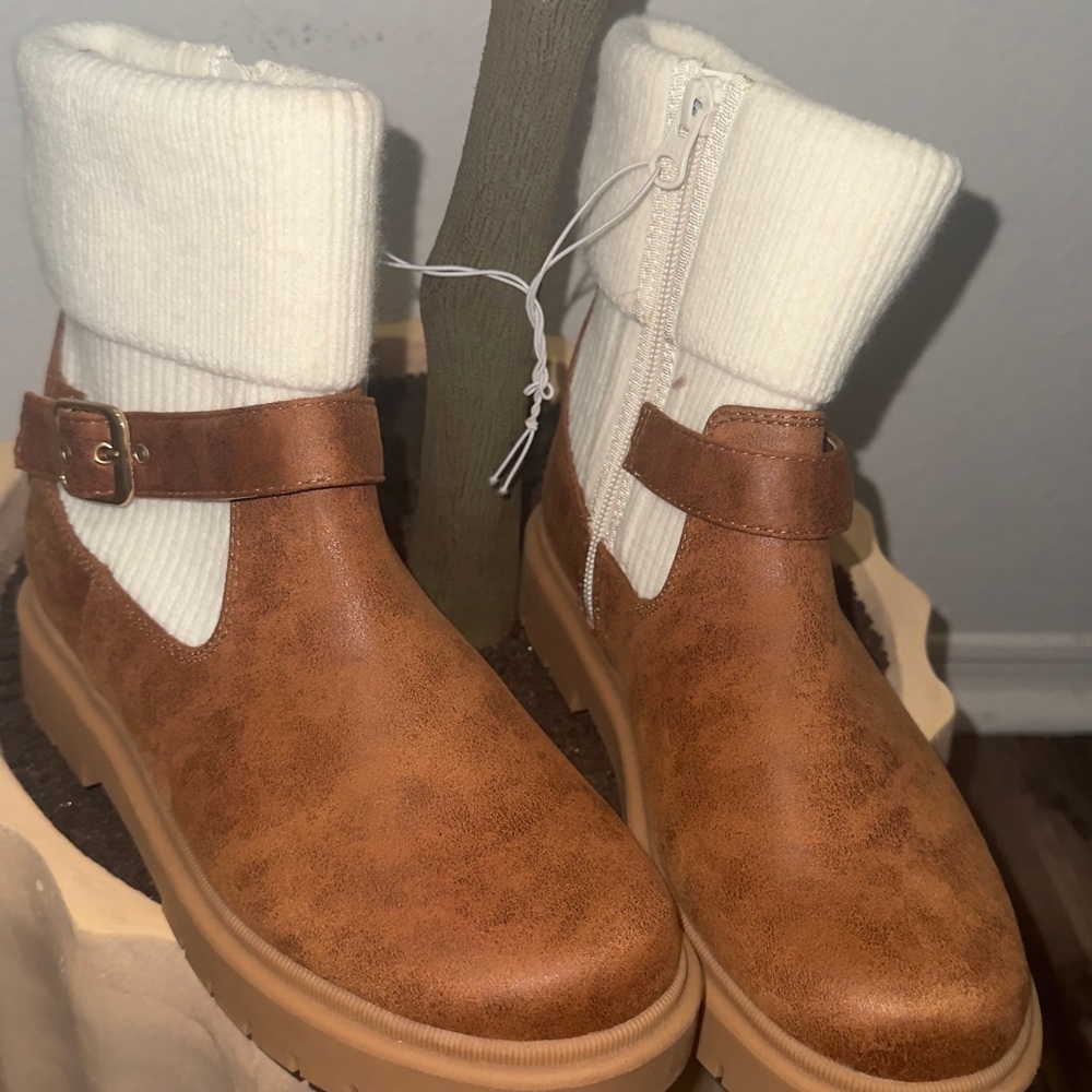Cat & Jack Tan Kids Boots with Cream Accents - Picture 5 of 6